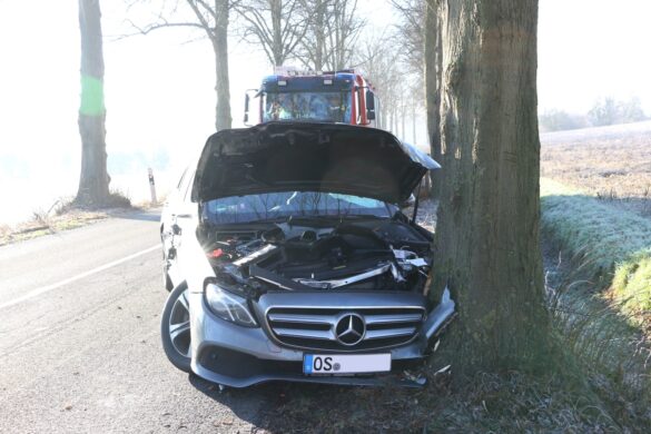 Frontansicht beschädigter PKW nach Kollision Frontansicht nach Kollision