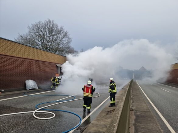 Rauch und Wasserdampf bei PKW-Brand Rauch und Wasserdampf