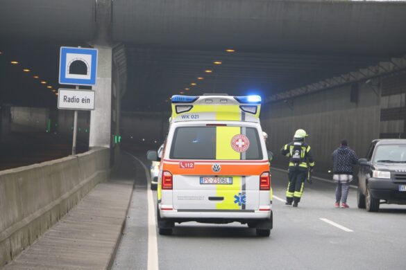 Krankenwagen bei PKW-Brand Krankenwagen bei PKW-Brand