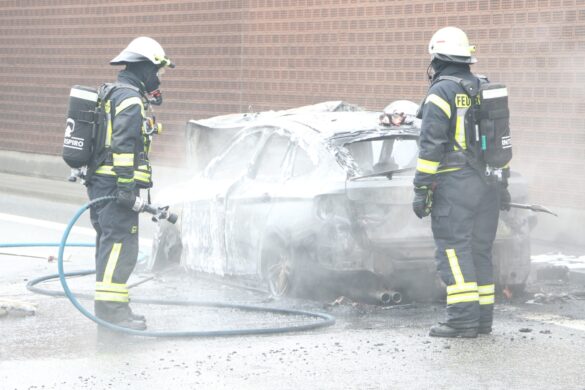 brennender PKW wird gelöscht brennender PKW wird gelöscht