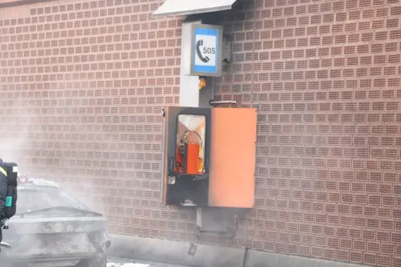 Notrufstation durch PKW-Brand beschädigt beschädigte Notrufstation