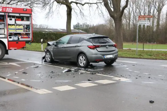 Beschädigter Opel und Trümmerfeld