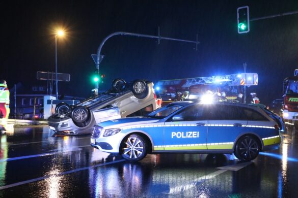 Streifenwagen sichert Unfallstelle