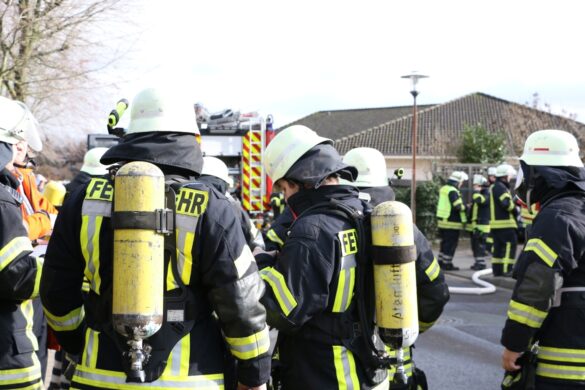 Feuerwehrleute mit Atemschutz