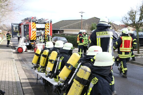 Feuerwehrleute warten auf Einsatz