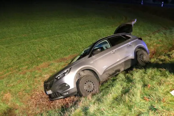 PKW liegt im Graben