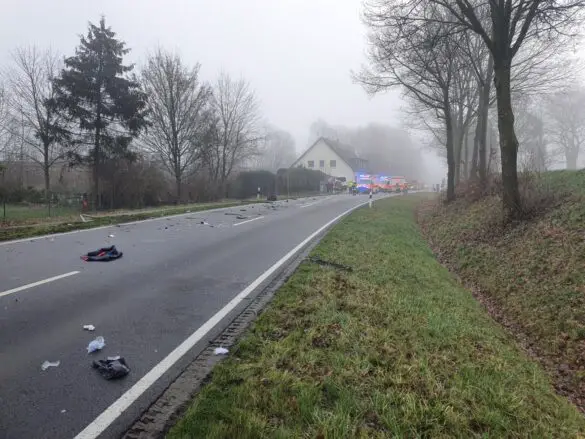 Trümmer und Unfallspuren