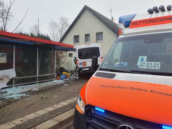 Rettungswagen vor zerstörter Bushaltestelle