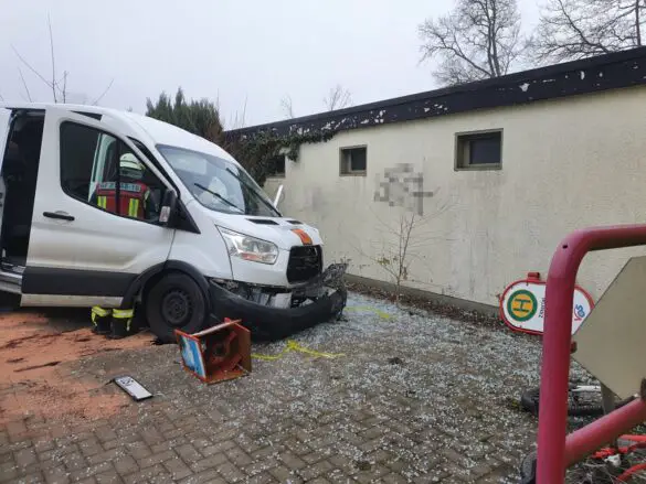 Front des Kleinbus beschädigt