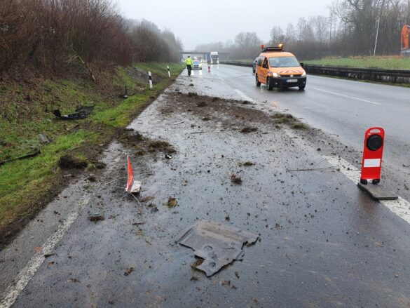 Unfallspuren und Trümmerfeld