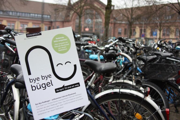 Bevor die Räder im neuen Parkhaus parken können, werden die Bügel vor dem Bahnhof entfernt und machen Platz für einen Fahrrad-Boulevard. / Foto: Lisa Simon