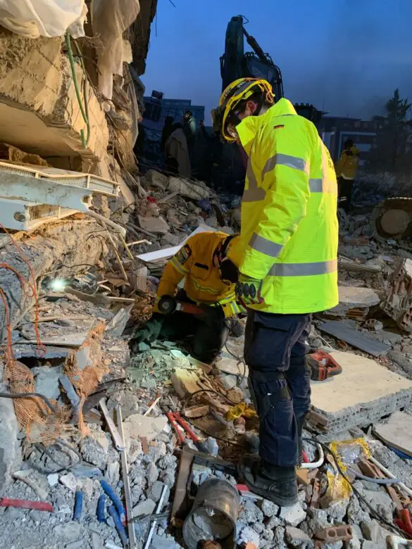 Einsatz im Erdbebengebiet: Helfer der Organisation @fire konnten eine Mutter und ihre Tochter befreien. / Fot: Sebastian Baum