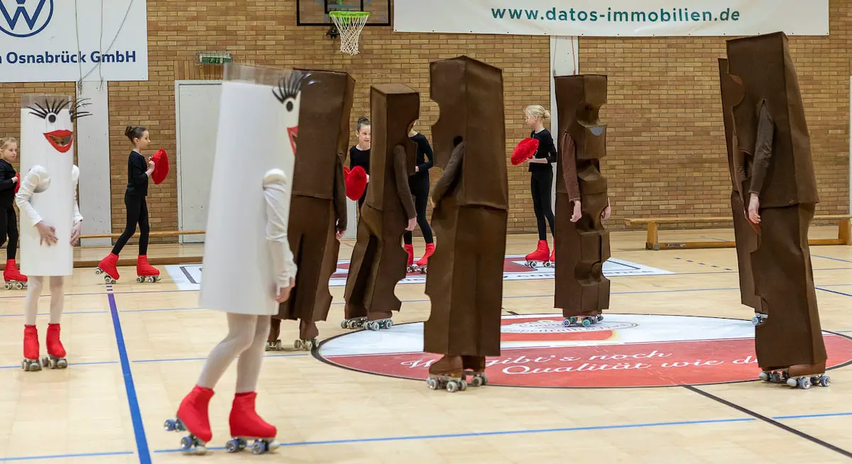 Die Rollschuhläuferinnen performen auch zu Kinderschokolade. / Foto: Dieter Reinhard