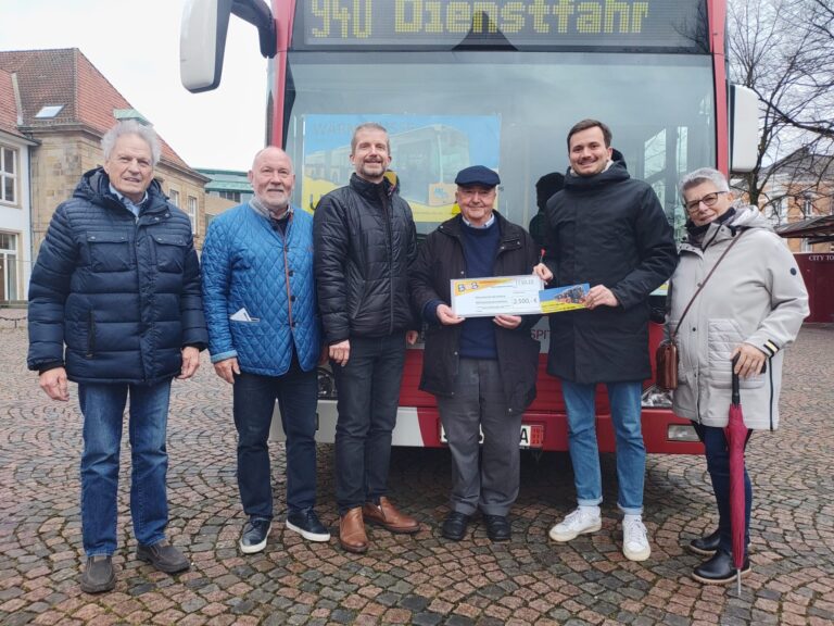 BOB-Mitglieder übergeben die Spende an Reinhard Richter (3.v.r.): v.l.n.r. Helmut Riecken, Wolfgang Wesseler, Steffen Grüner, Levin Bosche und Jutta Bugdalle