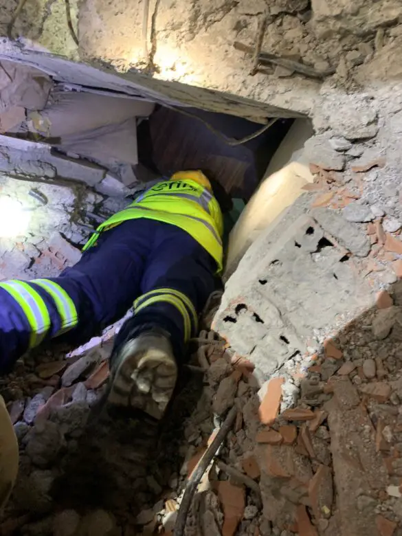 Einsatz im Erdbebengebiet: Helfer der Organisation @fire konnten eine Mutter und ihre Tochter befreien. / Fot: Sebastian Baum