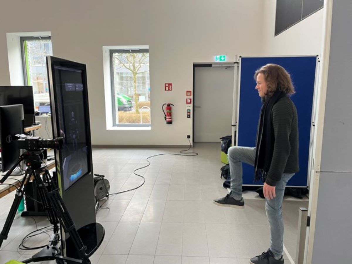 Der Student Jonas Nelson während er Exergaming spielt. / Foto: Hirsch