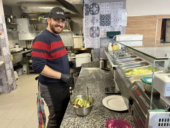 Mitarbeiter Elias Gergi. / Foto: Hirsch