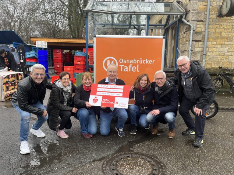 Spendenübergabe an die Osanbrücker Kindertafel: (v.l.n.r.) John McGurk, Inge Kämmler, Petra Jeda, Herrmann Große-Marke, Ann-Kathrin Jeda, Ralf Märten und Holger Gerdes. / Foto: Hirsch
