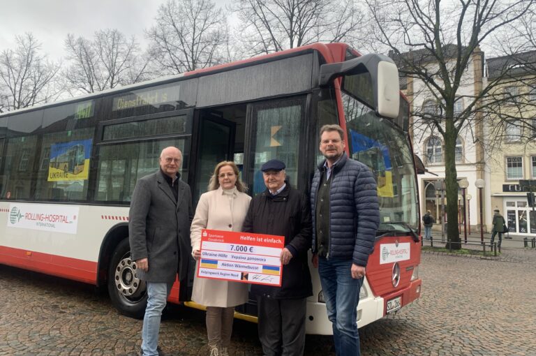 Andreas Bröring, Kolpinwerk Land Oldenburg, Marion Nagel, Vorsitzende Kolpingwerk Osnabrück, Reinhart Richter, Initiator Wärmebusse für die Ukraine und Stefan Düing, Landessekretär Kolpingwerk, bei der Spendenübergabe am Freitagnachmittag. / Foto: Emrich