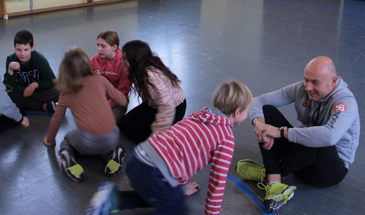 Grundschülerinnen und Grundschüler beim !Respect-Training. / Foto: Lindert