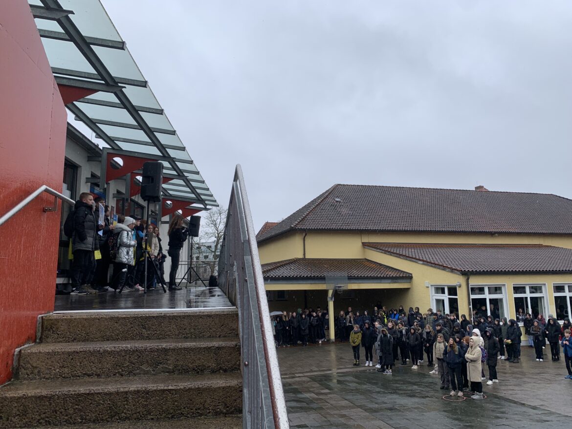 Am 24. Februar fand am Osnabrücker Ursulagymnasium ein Trauerflashmob wegen des Ukraine-Kriegs statt. / Foto: Emrich