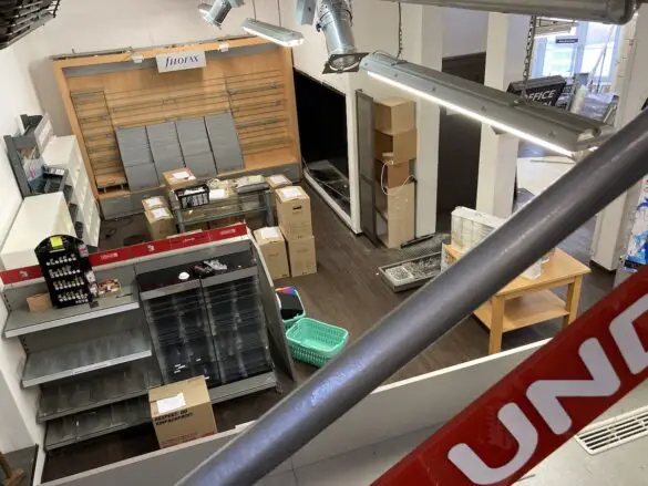 Die Regale im prelle-shop sind im 1. Obergeschoss fast leer. / Foto: Schulte Prelle-Umzug auf der Zielgeraden: Neueröffnung am 3. März in der Krahnstraße 6