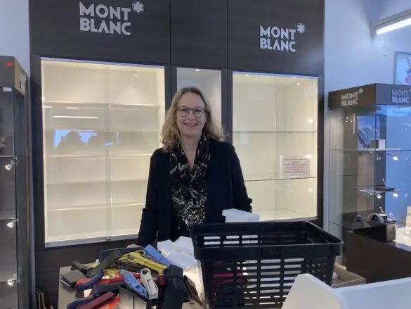 Uta Westerholt verabschiedet sich mit einem weinenden und lachenden Auge von dem alten Standort. / Foto: Schulte Prelle-Umzug auf der Zielgeraden: Neueröffnung am 3. März in der Krahnstraße 6