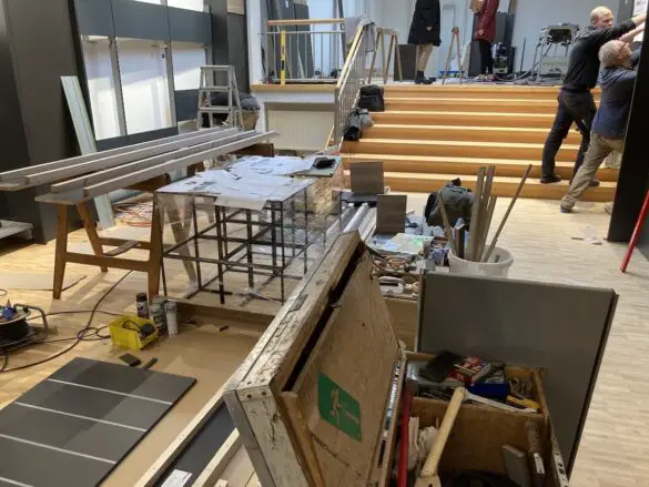 Handwerker arbeiten noch fleißig an der Wandverkleidung. / Foto: Schulte Prelle-Umzug auf der Zielgeraden: Neueröffnung am 3. März in der Krahnstraße 6