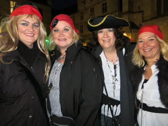 IMG_4129 Weiberfastnachtsparty am Rathausplatz läutete Straßenkarnevalszeit in Osnabrück ein