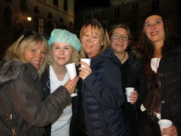 IMG_4132 Weiberfastnachtsparty am Rathausplatz läutete Straßenkarnevalszeit in Osnabrück ein