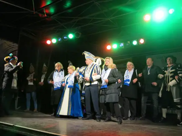 IMG_4144 Weiberfastnachtsparty am Rathausplatz läutete Straßenkarnevalszeit in Osnabrück ein