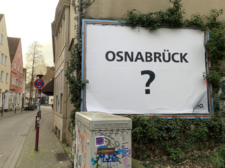 In der Lohstraße hängt ein großes "Osnabrück?"-Plakat. Was hat es damit auf sich? / Foto: Guss
