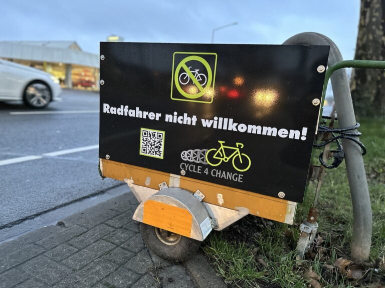 cycle4change Protest-Anhänger an der Pagenstecherstraße