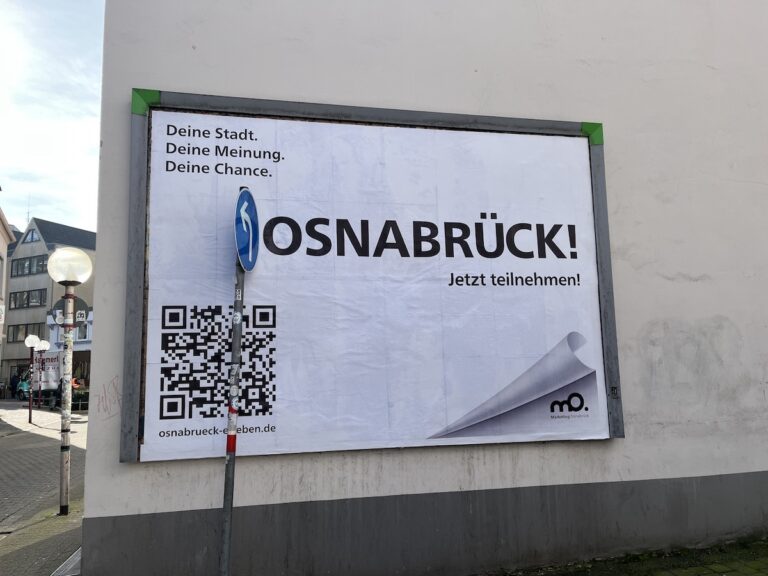 Aus dem Fragezeichen wird auf den Plakaten in der gesamten Stadt ein Ausrufezeichen. / Foto: Hirsch