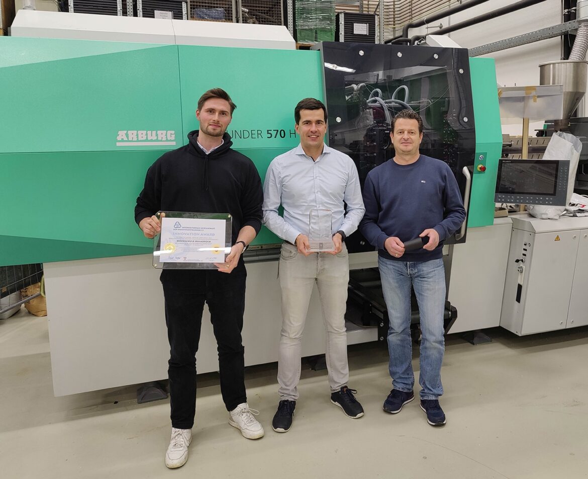 Das Forschungsteam der Hochschule Osnabrück freut sich über den begehrten internationalen Innovationspreis: (von links:) David Diring, Philipp Land und Projektleiter Prof. Dr. Thorsten Krumpholz. (Bild: Hochschule Osnabrück / Erik Perniok