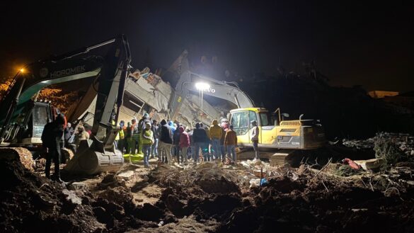 Einsatz im Erdbebengebiet: Helfer der Organisation @fire konnten eine Mutter und ihre Tochter befreien. / Fot: Sebastian Baum