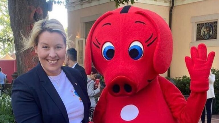 Franziska Giffey und ein Schwein