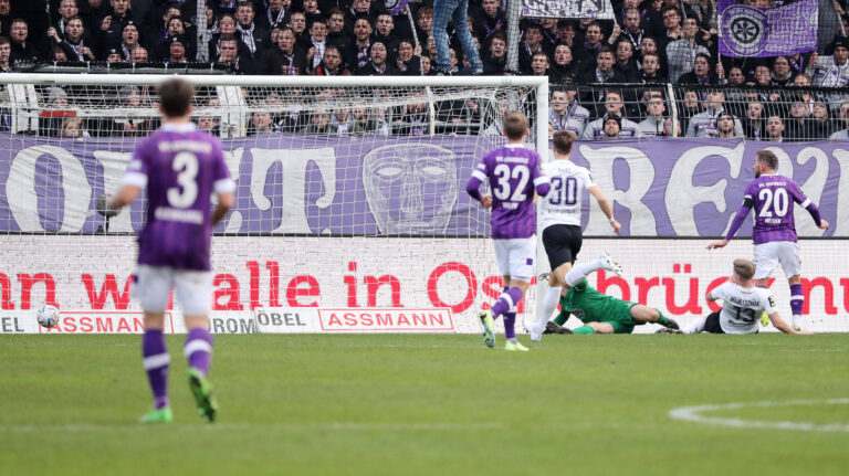 Tor für Osnabrück: Marc Heider (20) trifft zum 3:1gegen Torwart Martin Männel. / IMAGO / Picture Point