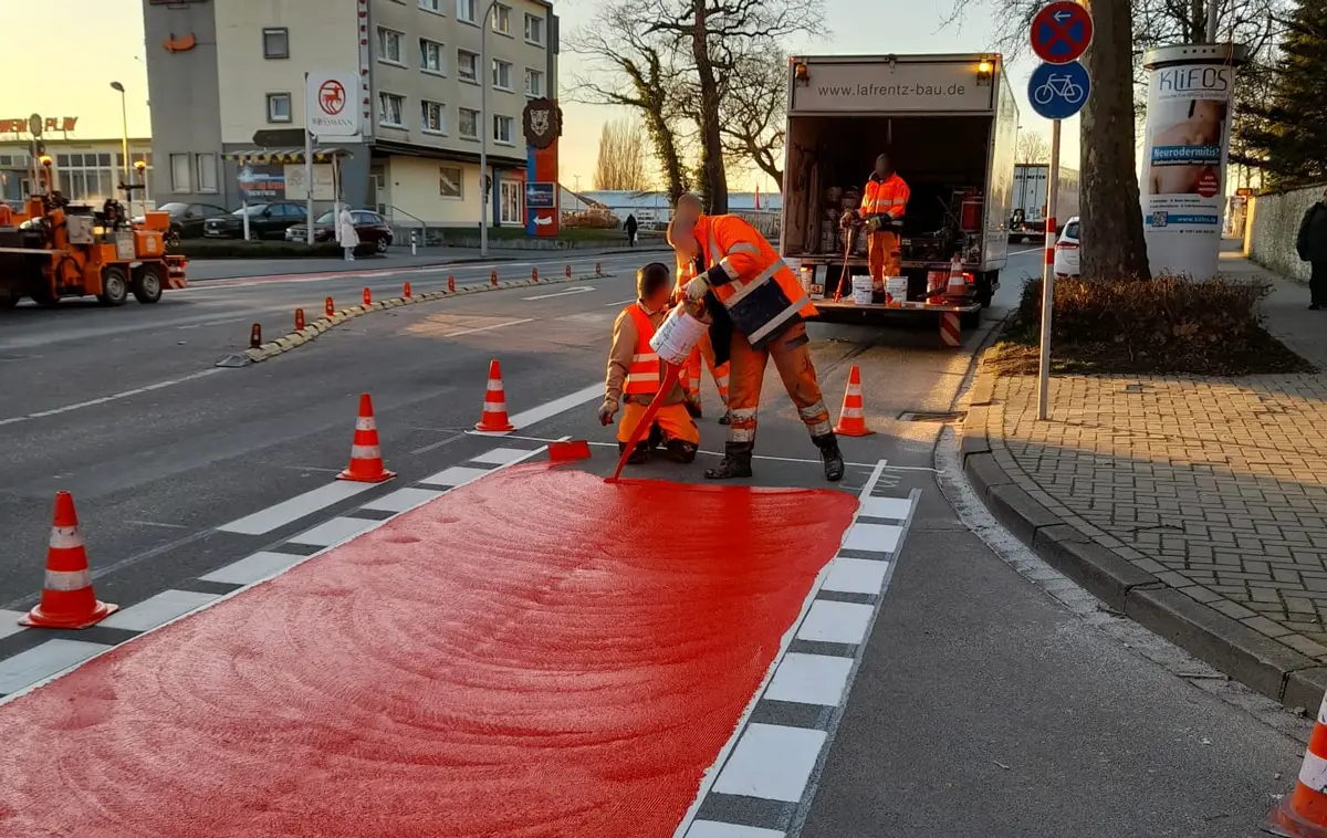 Markierungsarbeiten am Radweg an der Mindener Straße.