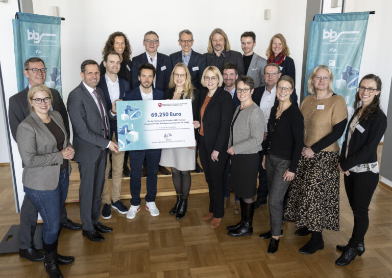 Niedersächsische Wirtschaftsminister Olaf Lies (dritter von links), Landrätin Anna Kebschull (vordere Reihe, sechste von links), Oberbürgermeisterin Katharina Pötter (vordere Reihe, siebte von links) und Sabine Stöhr (vordere Reihe, neunte von links). / Foto: Landkreis Osnabrück/Hermann Pentermann