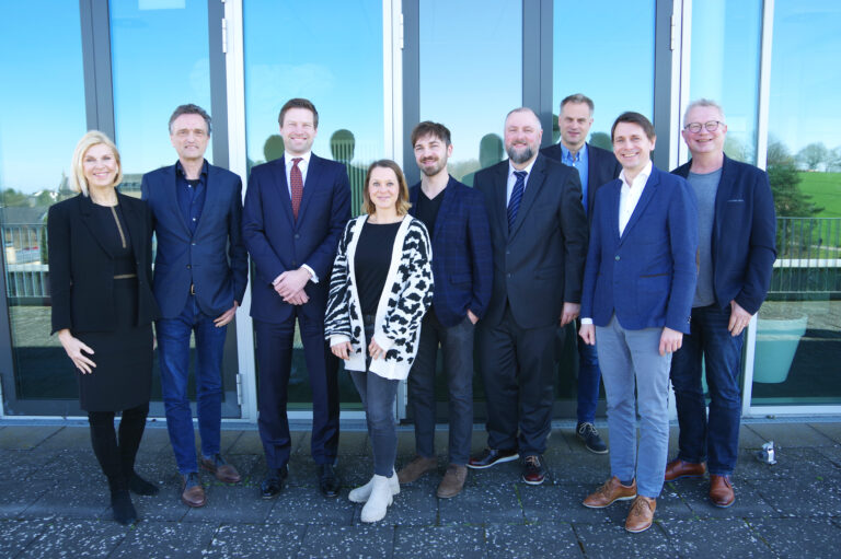 Prof. Dr. Andrea Braun von Reinersdorff (links), Prof. Dr. Andreas Bertram (2. von links), Prof. Dr. Bernd Lehmann, (rechts), Prof. Dr. Ingmar Ickerott (2. von rechts) und Prof. Dr. Alexander Schmehmann, (3. Von rechts), (von links) Prof. Dr. Enno Rupert, Prof. Dr. Stephanie Hoy, Prof. Dr. Jan-David Liebe und Prof. Dr. Michael Schuricht. / Foto: Hochschule Osnabrück