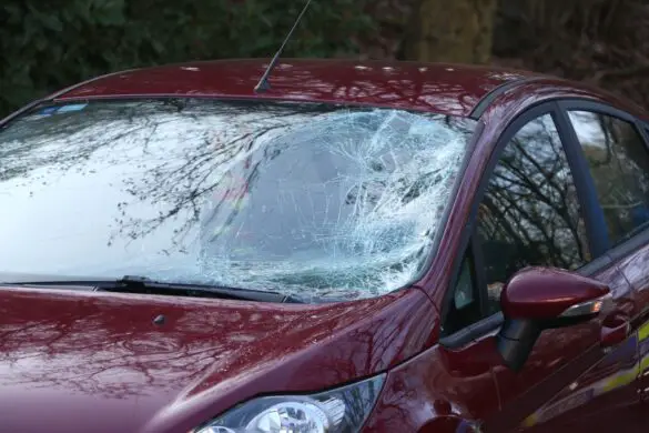 Zerbrochene Windschutzscheibe nach Kollision mit Fahrrad Gebrochene Frontscheibe PKW
