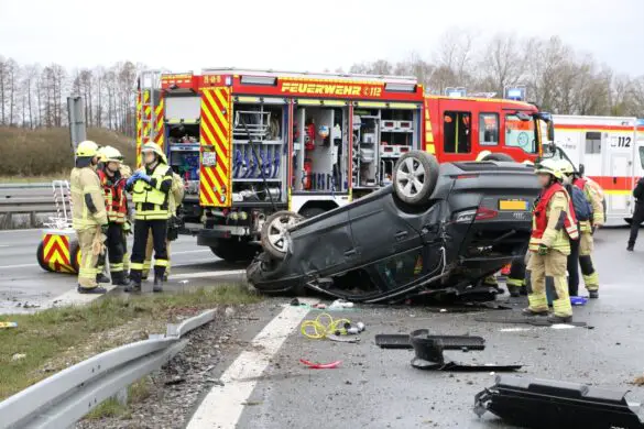 PKW überschlägt sich an der Autobahn A33, Vater und Kind werden verletzt PKW überschlägt sich an der Autobahn A33, Vater und Kind werden verletzt