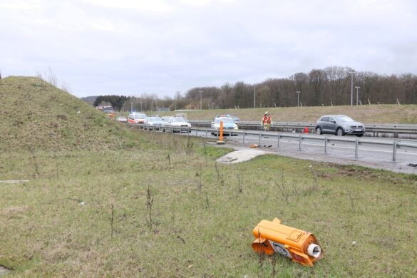 PKW überschlägt sich an der Autobahn A33, Vater und Kind werden verletzt PKW überschlägt sich an der Autobahn A33, Vater und Kind werden verletzt
