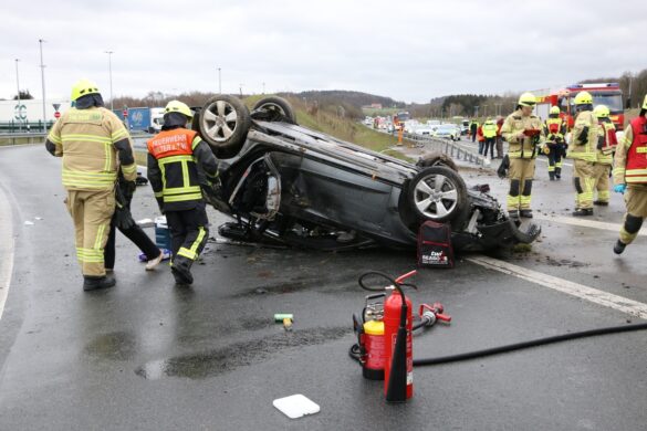 PKW überschlägt sich an der Autobahn A33, Vater und Kind werden verletzt PKW überschlägt sich an der Autobahn A33, Vater und Kind werden verletzt