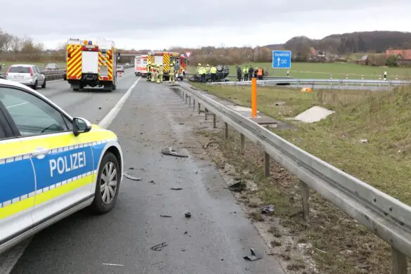 PKW überschlägt sich an der Autobahn A33, Vater und Kind werden verletzt PKW überschlägt sich an der Autobahn A33, Vater und Kind werden verletzt