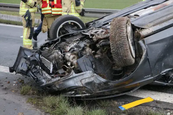 PKW überschlägt sich an der Autobahn A33, Vater und Kind werden verletzt PKW überschlägt sich an der Autobahn A33, Vater und Kind werden verletzt