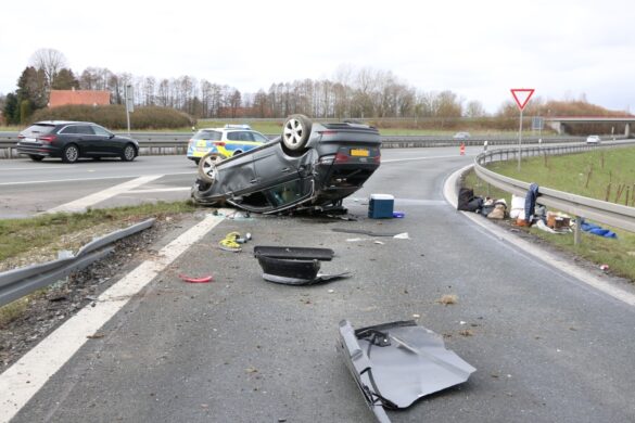 PKW überschlägt sich an der Autobahn A33, Vater und Kind werden verletzt PKW überschlägt sich an der Autobahn A33, Vater und Kind werden verletzt