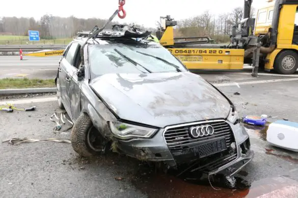 PKW überschlägt sich an der Autobahn A33, Vater und Kind werden verletzt PKW überschlägt sich an der Autobahn A33, Vater und Kind werden verletzt