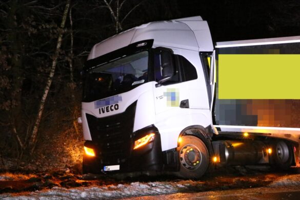 Wildunfall bei Glatteis, LKW blockiert B214 bei Ankum mehrere Stunden